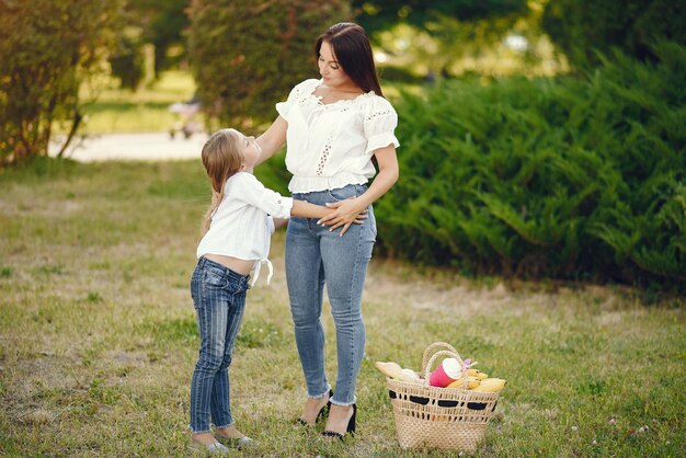 Mutter mit Tochter spielt in einem Sommerpark