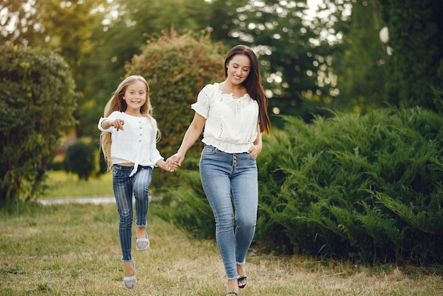 Mutter mit Tochter spielt in einem Sommerpark