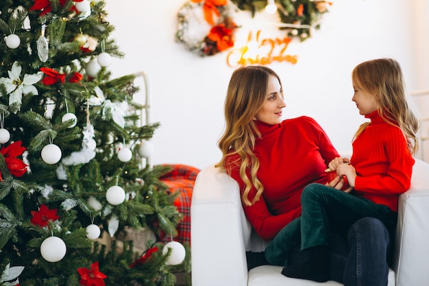 Mutter mit Tochter Weihnachtsmütze tragen