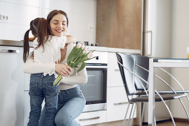 Mutter mit Tochter zu Hause