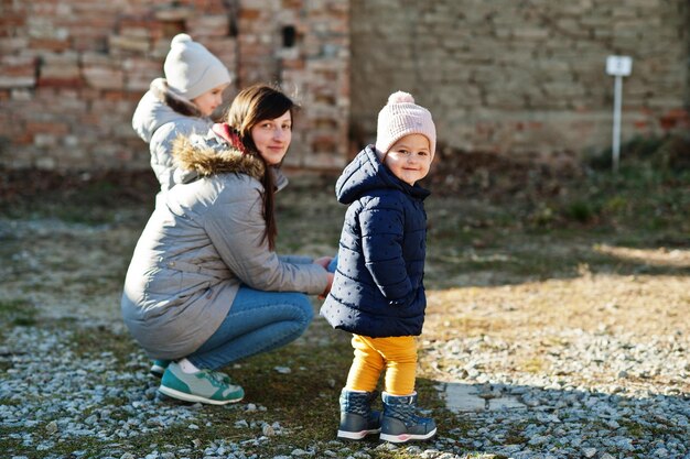 Mutter mit zwei Töchtern, die im Freien spazieren gehen