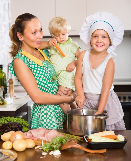 Mutter mit zwei Töchtern kochen