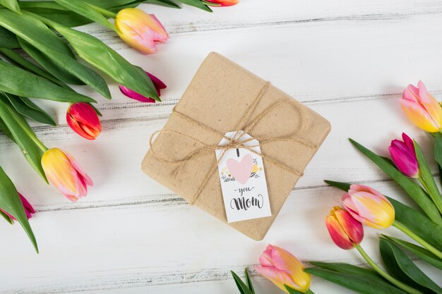 Mutter `s Tagesgeschenkbox um Tulpen