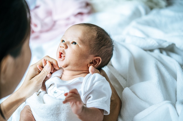 Mutter sah das Baby an, das in den Händen der Mutter lag