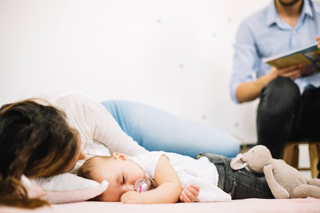 Mutter schläft auf dem Boden mit Baby