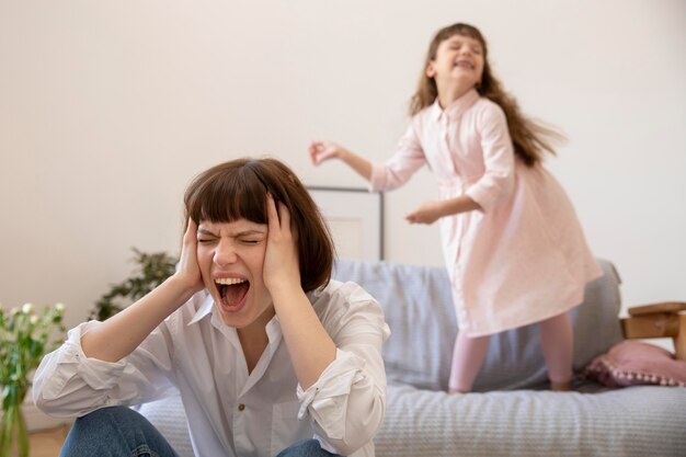 Mutter schreit mit mittlerer Schussweite