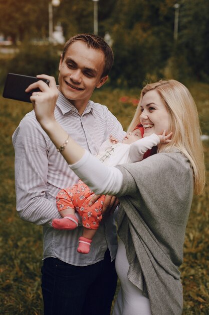 Mutter sie ein Auto Foto ihres Babys und ihr Mann