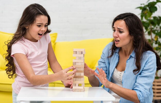 Mutter spielt mit ihrer Tochter ein Brettspiel