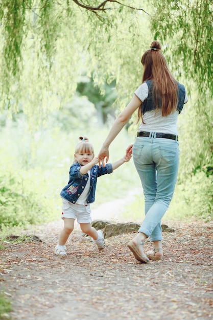 Mutter spielt mit ihrer Tochter Hand in Hand