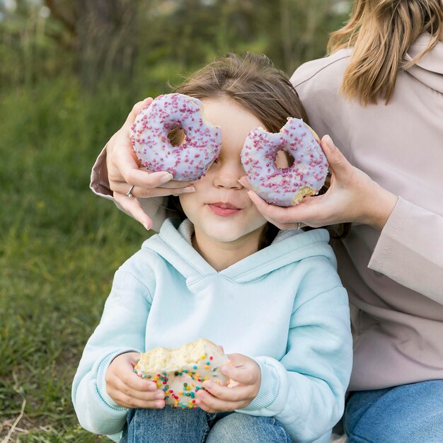 Mutter spielt mit ihrer Tochter herum