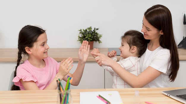 Kostenloses Foto mutter spielt mit kindern