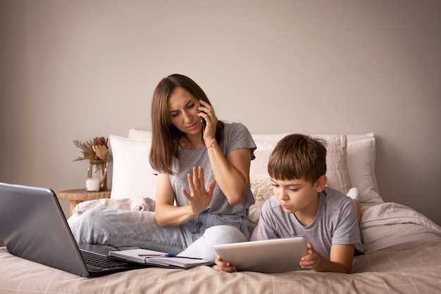 Mutter spricht am Telefon voller Schuss