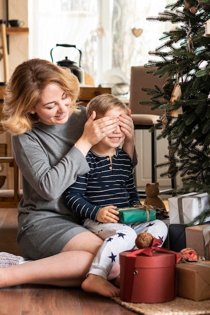 Mutter überraschender Sohn mit Geschenk