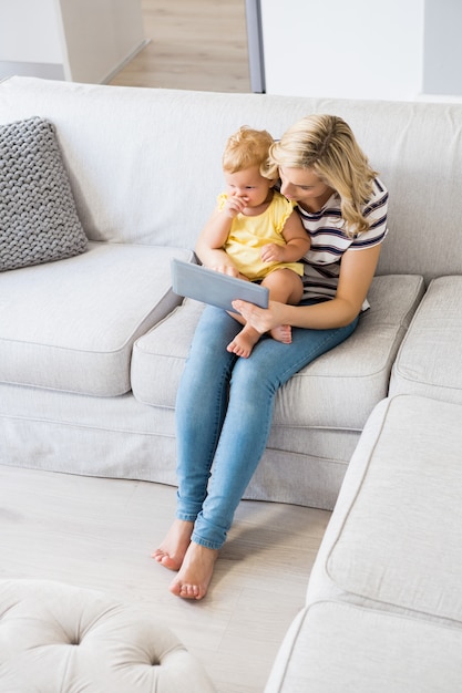 Mutter und Baby mit digitalen Tablet