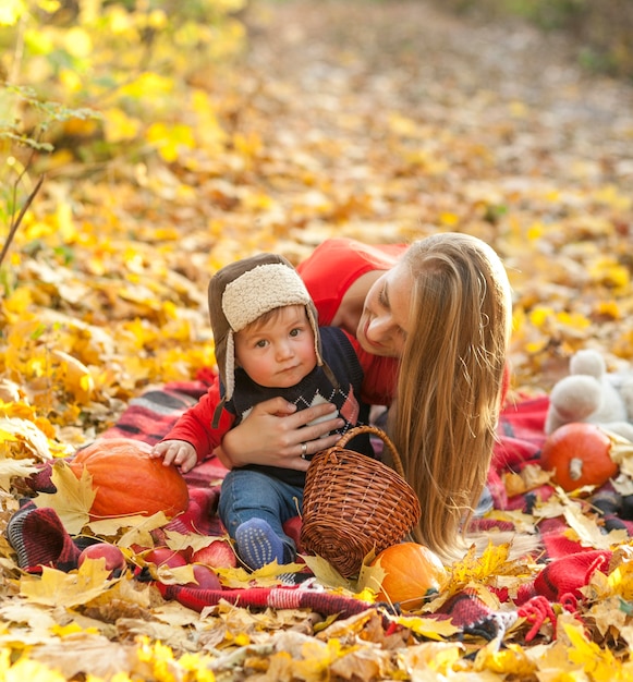 Mutter und Baby sitzen auf einer Picknickdecke