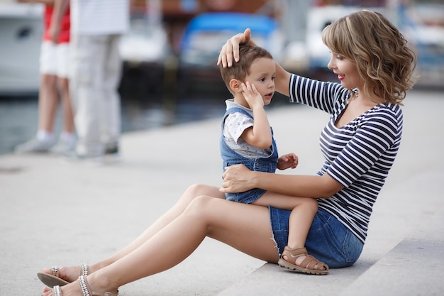 mutter und ein kind im freien