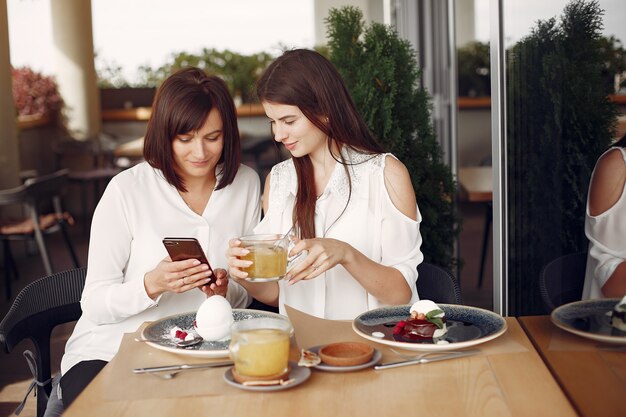 Mutter und erwachsene Tochter sitzen in einem Café