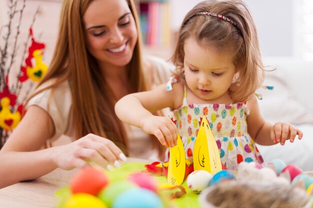 Mutter und ihr Baby spielen im Osterurlaub