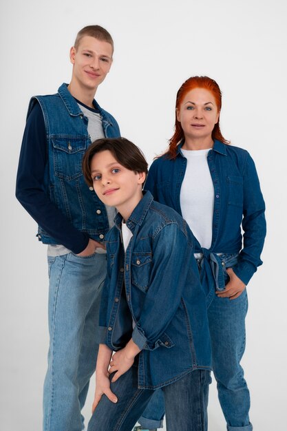 Mutter und ihre beiden Söhne tragen zusammen Denim-Outfits