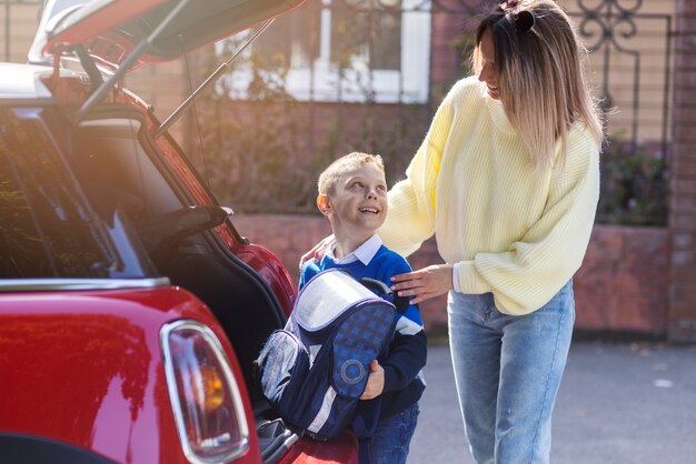 Mutter und Kind am ersten Schultag von der Seite