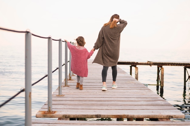 Mutter und Kind gehen zusammen