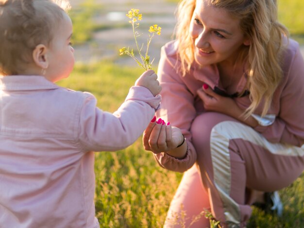 Mutter und Kind halten eine Blume