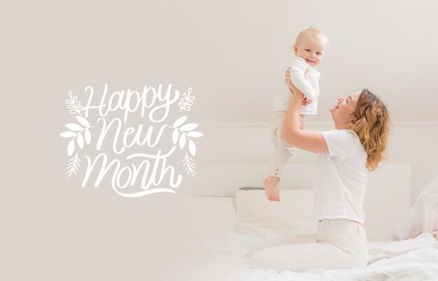 Mutter und Kind mit froher neuer Monatsbeschriftung
