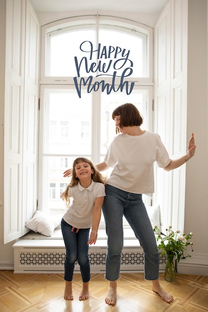 Mutter und Kind mit froher neuer Monatsbeschriftung
