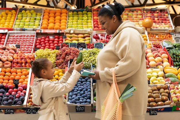 Mutter und Kind mit mittlerer Aufnahme auf dem Markt