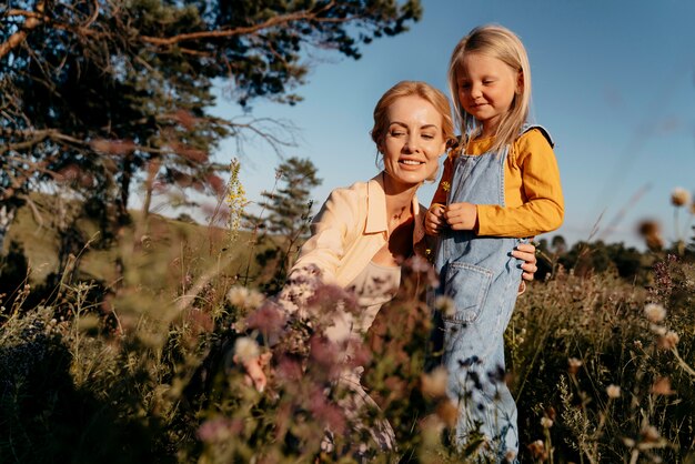 Mutter und Kind mit mittlerer Aufnahme in der Natur