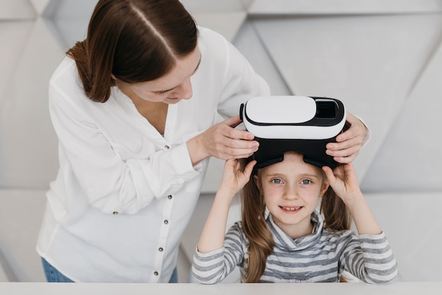 Kostenloses Foto mutter und kind unter verwendung der vorderansicht des virtual-reality-headsets