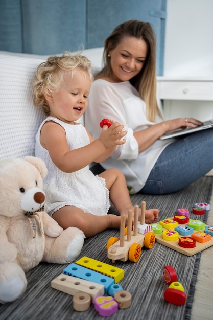 Mutter und Kind zusammen zu Hause während der Quarantäne