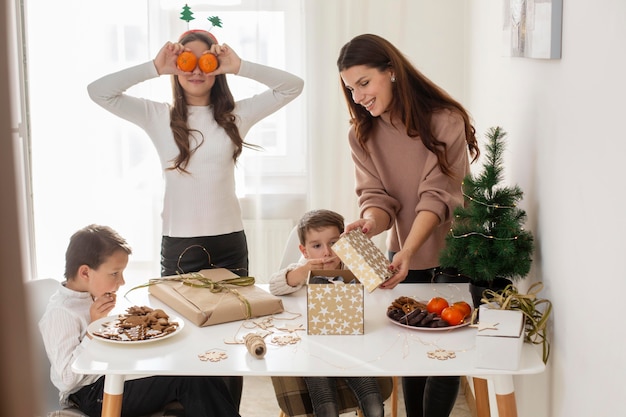 Kostenloses Foto mutter und kinder feiern gemeinsam weihnachten