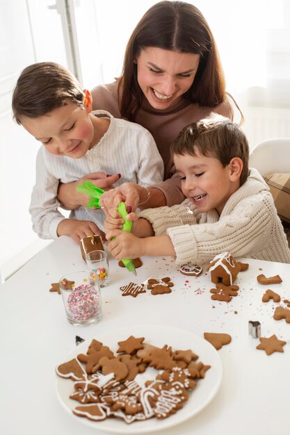 Mutter und Kinder feiern gemeinsam Weihnachten