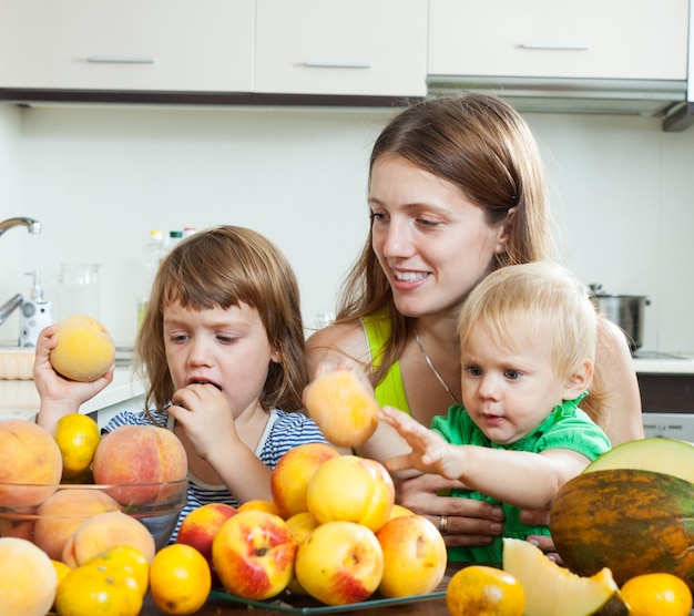 Mutter und Kinder mit Pfirsichen