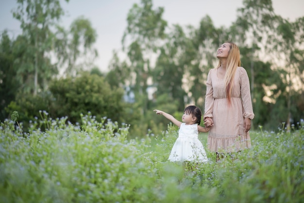 Mutter und kleine Tochter, die zusammen in einem Park spielen