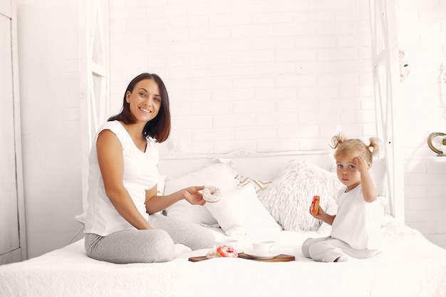 Mutter und kleine Tochter frühstücken zu Hause