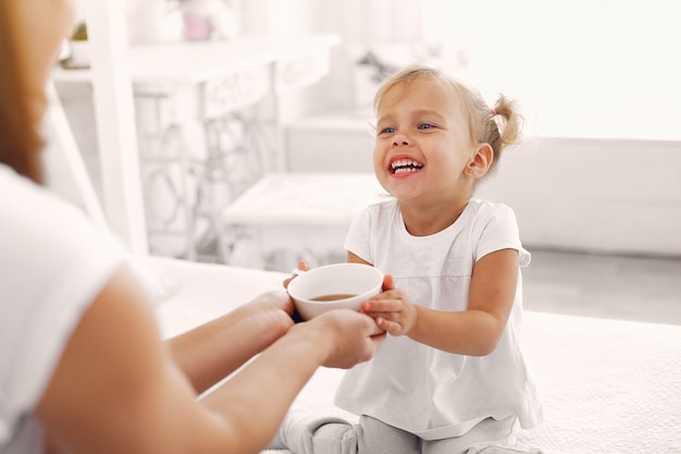 Mutter und kleine Tochter frühstücken zu Hause