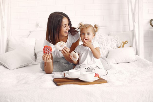 Mutter und kleine Tochter frühstücken zu Hause