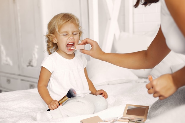 Mutter und kleine Tochter haben Spaß zu Hause