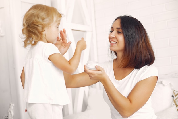 Mutter und kleine Tochter haben Spaß zu Hause