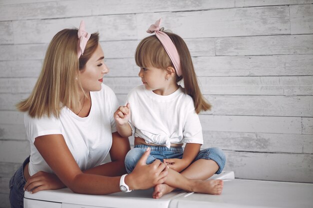 Mutter und kleine Tochter haben Spaß zu Hause