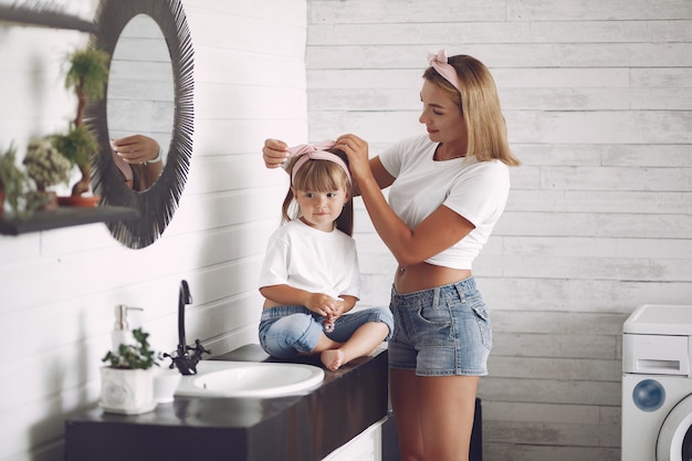 Mutter und kleine Tochter haben Spaß zu Hause