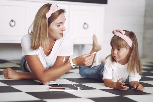 Mutter und kleine Tochter haben Spaß zu Hause