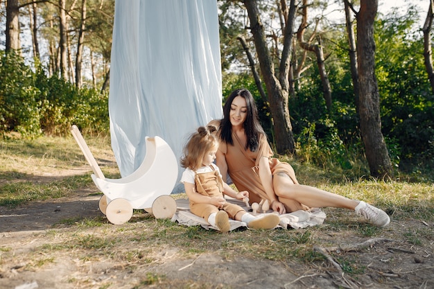 Kostenloses Foto mutter und kleine tochter spielen auf einem sommerfeld