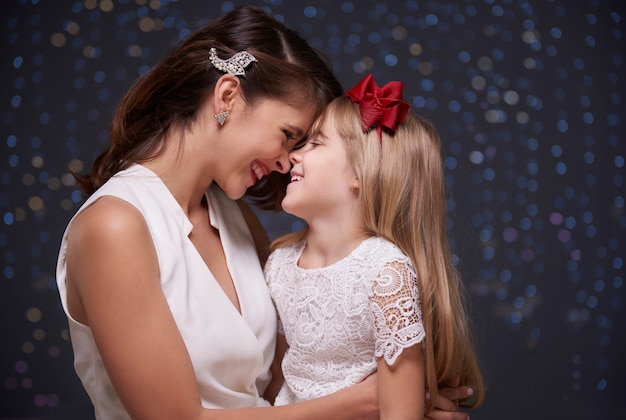 Mutter und kleine Tochter stehen sich so nahe