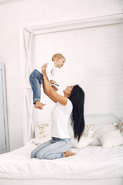 Mutter und kleiner Sohn haben Spaß zu Hause