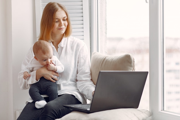 Mutter und kleiner sohn sitzen auf einer fensterbank