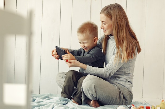 Mutter und kleiner Sohn spielen zu Hause