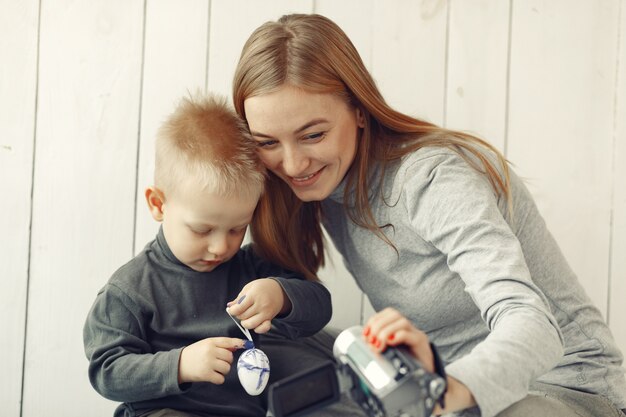 Mutter und kleiner Sohn spielen zu Hause